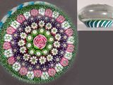 une photo d'un objet en verre orné d'un motif floral