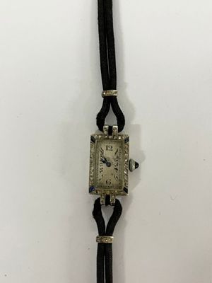 MONTRE DE DAME ART DECO en platine 950 millièmes.