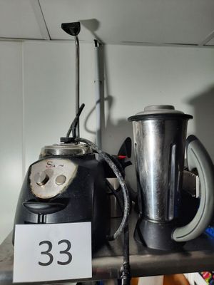 un mixeur et une tasse posés sur une étagère, avec une étiquette de prix