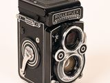 a black and white photo of a rolleiflex camera