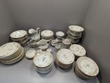 beaucoup d'assiettes et de tasses sur la table