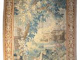 une image d'une tapisserie accrochée au mur d'une pièce