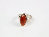 une bague en argent avec une pierre rouge au centre