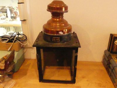 une lampe posée sur une table