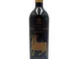 une bouteille de vin rouge sur laquelle figure une chèvre dorée