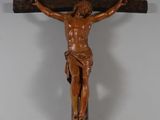 statue de Jésus sur une croix, sur laquelle est fixée une plaque en bois