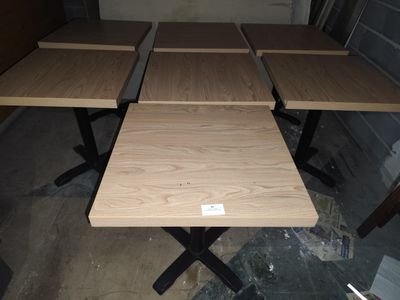 trois tables placées au milieu d'une pièce