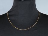 un collier à chaîne en or sur un mannequin mannequin mannequin mannequin mannequin mannequin mannequin mannequin mannequin mannequin