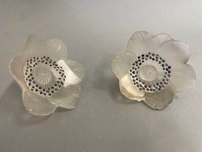 René LALIQUE Deux fleurs en verre moulé et pointe d'émail no…