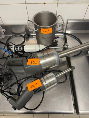 deux outils électriques posés sur un évier en métal