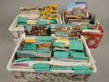 un panier rempli de livres posé sur une table