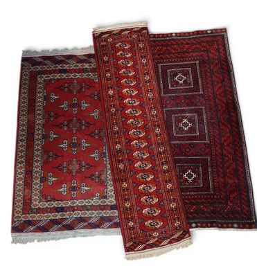 deux tapis rouges et bleus sur fond blanc