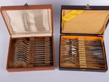 beaucoup de fourchettes et de cuillères dans un coffret