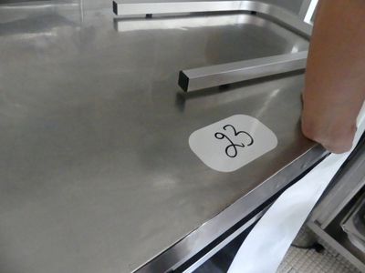 un autocollant collé sur le sol d'une cuisine professionnelle
