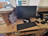 un bureau d'ordinateur équipé d'un clavier et d'un écran