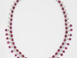 un collier de rubis et de perles, avec des perles sur fond blanc