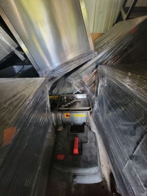 une image montrant une machine en train de travailler sur une pièce métallique
