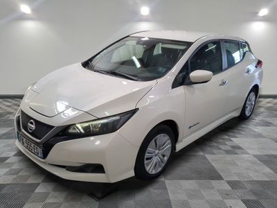 La Nissan Leaf blanche, une voiture électrique, est garée dans le garage.