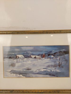 tableau représentant un paysage enneigé avec une grange rouge au loin