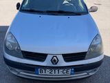 l'avant d'une voiture argentée garée dans un parking