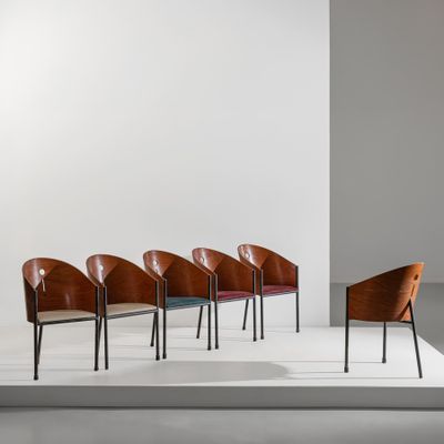 un ensemble de chaises disposées sur une estrade blanche