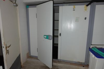 deux portes ouvertes dans une petite pièce