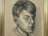 portrait d'un jeune garçon dans un cadre marron, avec un dessin en noir et blanc