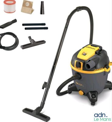 Aspirateur eau et poussière jaune et noir avec ses accessoires, sur fond blanc