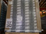 une grande pile de cartons posés sur une palette dans un entrepôt