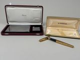 deux stylos et un étui posés sur une table blanche