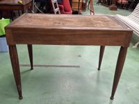 Petit bureau en bois posant sur quatre pieds, ouvrant par de… (photo 5)