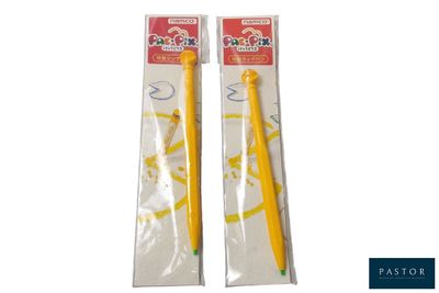 deux brosses à dents jaunes dans des sachets en plastique sur fond blanc