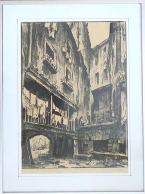 photo encadrée représentant une scène de rue avec un pont au centre
