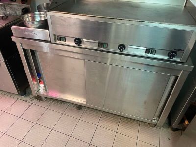 un grand four en acier inoxydable au milieu d'une cuisine
