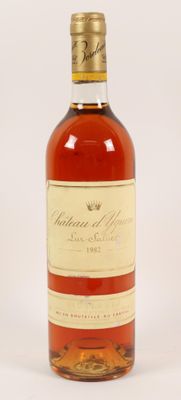 une bouteille de vin posée sur une surface blanche
