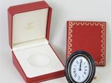 une boîte rouge contenant une horloge et une boîte rouge contenant une horloge blanche