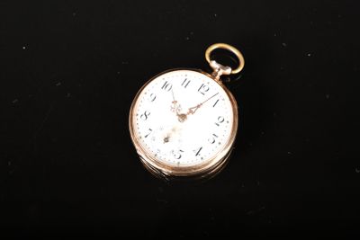 une image représentant une montre de poche posée sur une surface noire