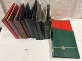 un grand nombre de livres posés sur une table