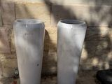 deux vases blancs posés l'un à côté de l'autre par terre