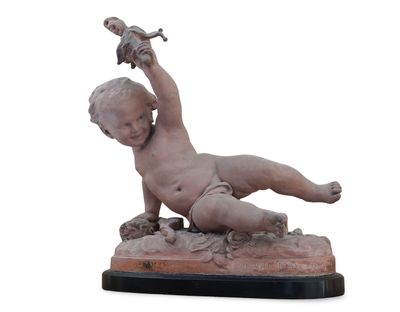 une statue représentant un garçon allongé par terre, avec un oiseau posé sur son bras