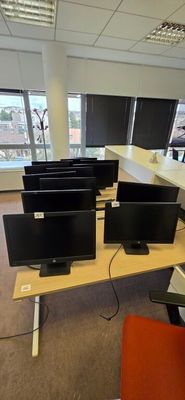 12 ECRANS HP NON TESTES EN L'ETAT LOT SITUE AU 3EME ETAGE