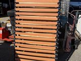 une pile de lattes en bois posée sur un chariot dans le parking
