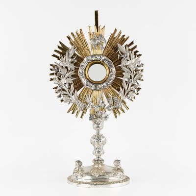 un calice en argent et en or surmonté d'une croix
