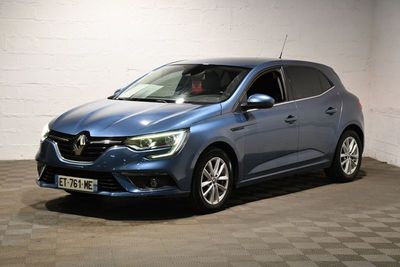 une voiture bleue garée dans un garage au sol en damier