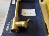 un robinet en laiton posé sur une boîte