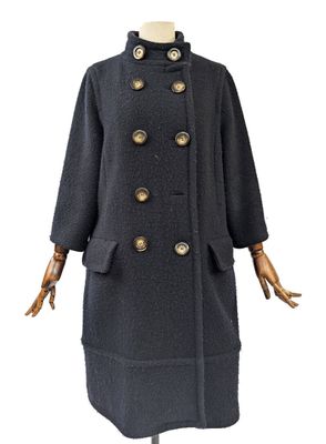 un manteau noir sur un mannequin mannequin mannequin mannequin mannequin mannequin mannequin mannequin mannequin mannequin