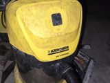 un plumeau jaune posé par terre