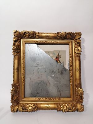 la photo d'un miroir accroché au mur