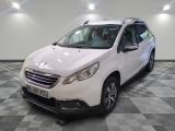 la petite voiture blanche est garée dans le garage sur un sol en damier