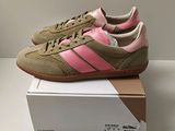 Baskets adidas Gazelle roses et kaki, avec leur boîte